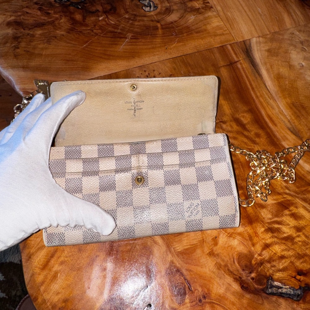 Louis Vuitton
2008 Damier Azur Pattern Sarah Wallet converted Crossbody - Picture 7 of 16